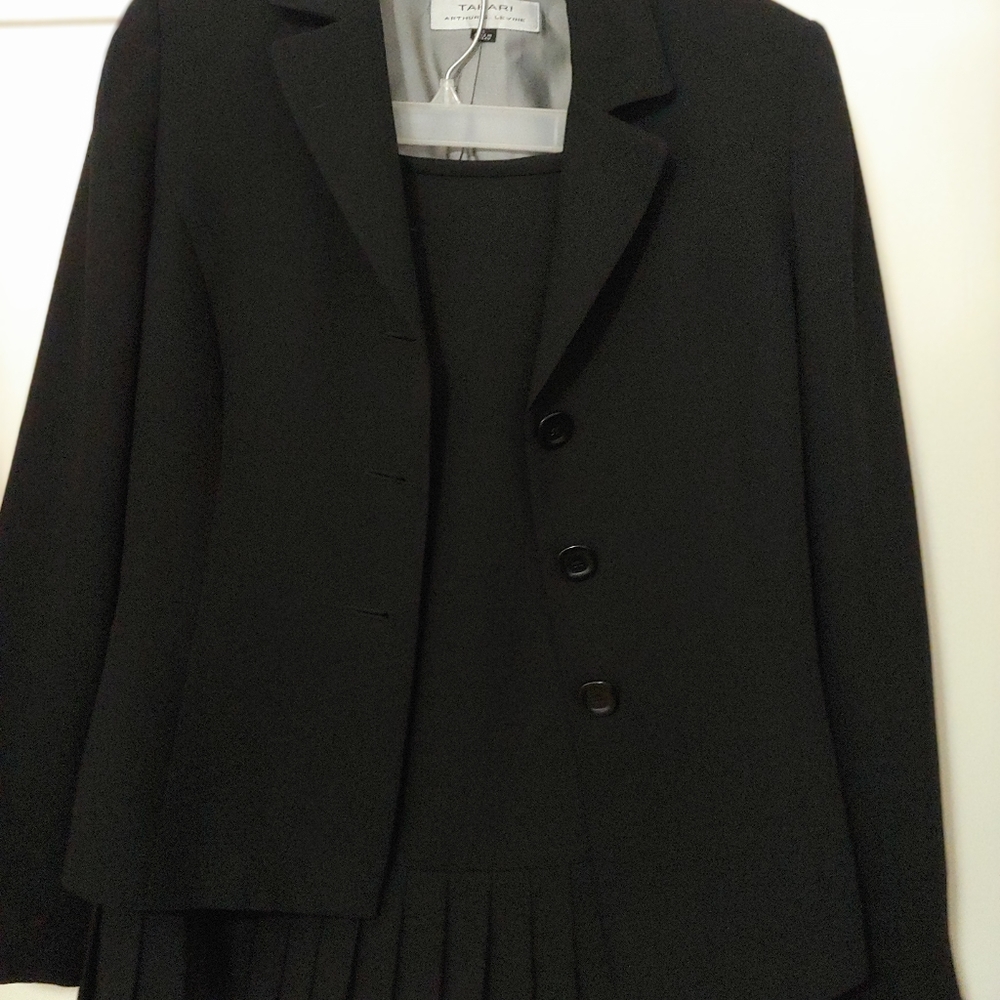 Beautiful tahari suit set